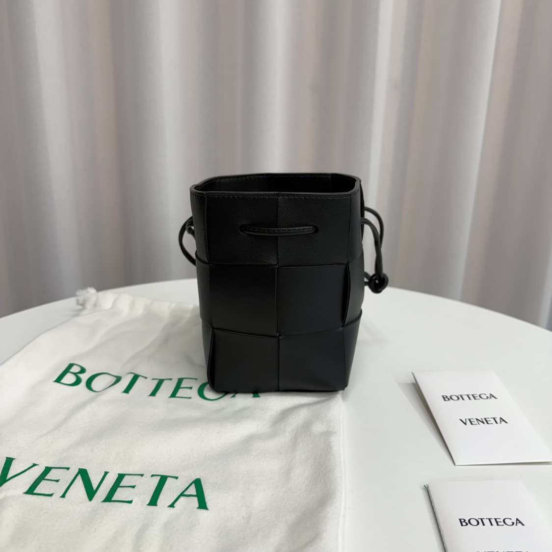 [정품] 보테가베네타 미니 카세트 버킷백 블랙 상품이미지2