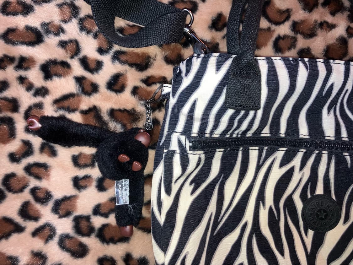 키플링 지브라 크로스백 상품이미지2