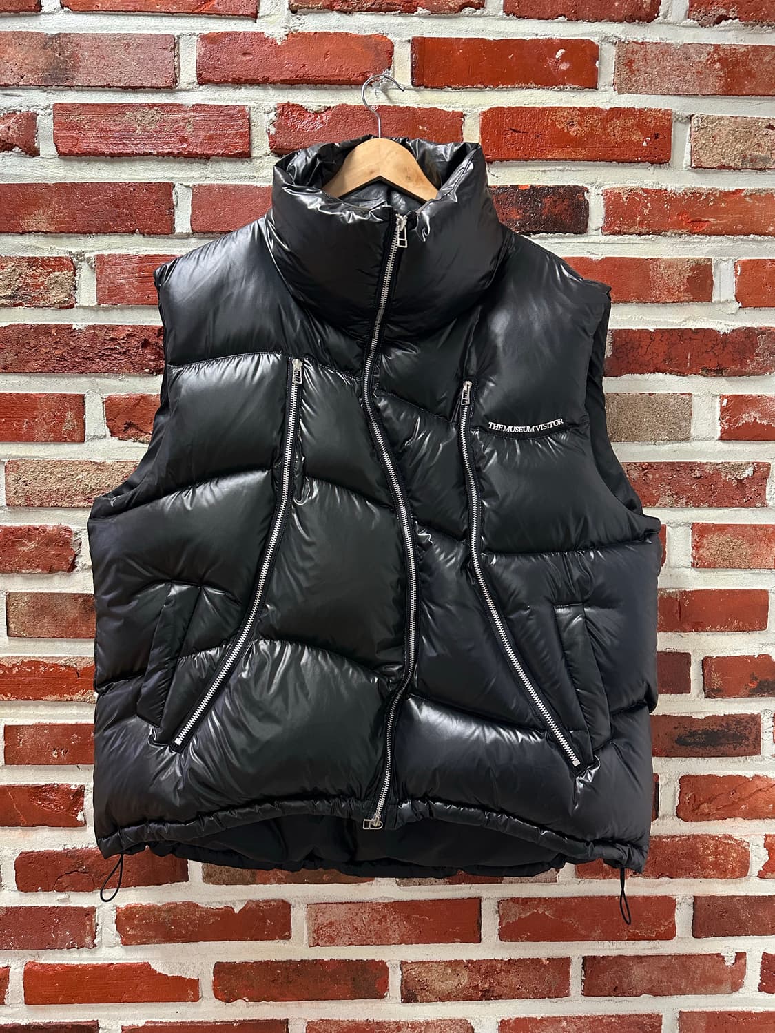 (L) 더뮤지엄비지터 커브트 지퍼 글로시 다운 베스트 상품이미지3