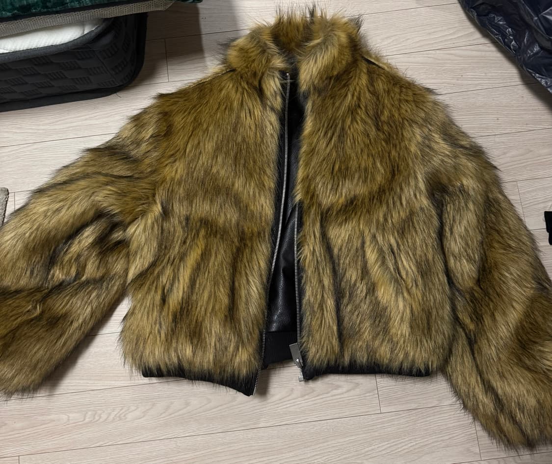 Dual-Faced Faux Fur Leather BomberJacket 상품이미지2