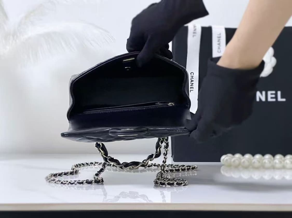 샤넬 핸들 장식의 미니 플랩백 램스킨 & 골드 메탈 블랙 상품이미지8