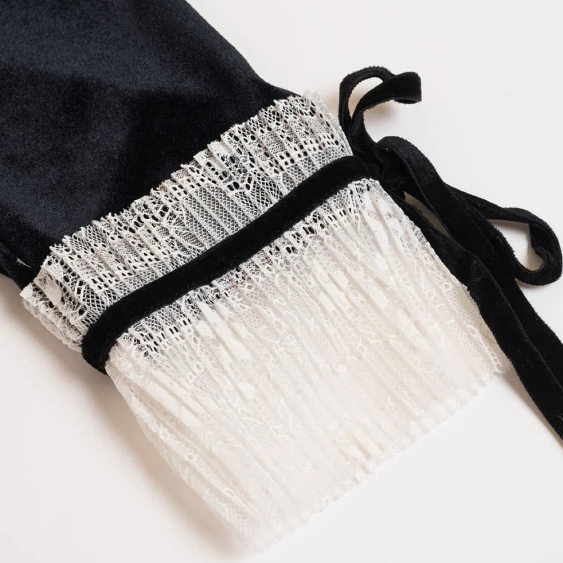 심플레트로 블랙 벨벳 레이스 블라우스 상품이미지2