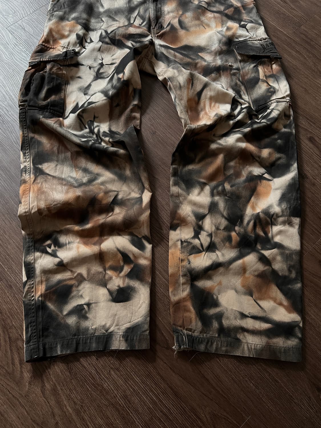 "Broken Glasses Pieces" 스프레이 카고 팬츠 상품이미지10