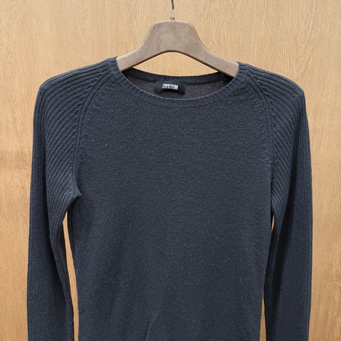 시스템 라운드넥 슬림핏 긴팔 울 니트 심플 솔리드 립 슬리브 디테일 차콜 상품이미지4