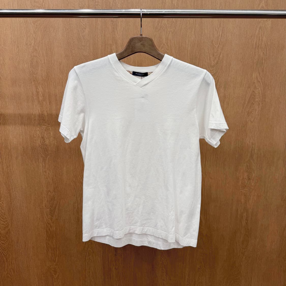버버리 런던 코튼 반팔 티셔츠 브이넥 무지 디테일 레귤러핏 화이트 상품이미지2