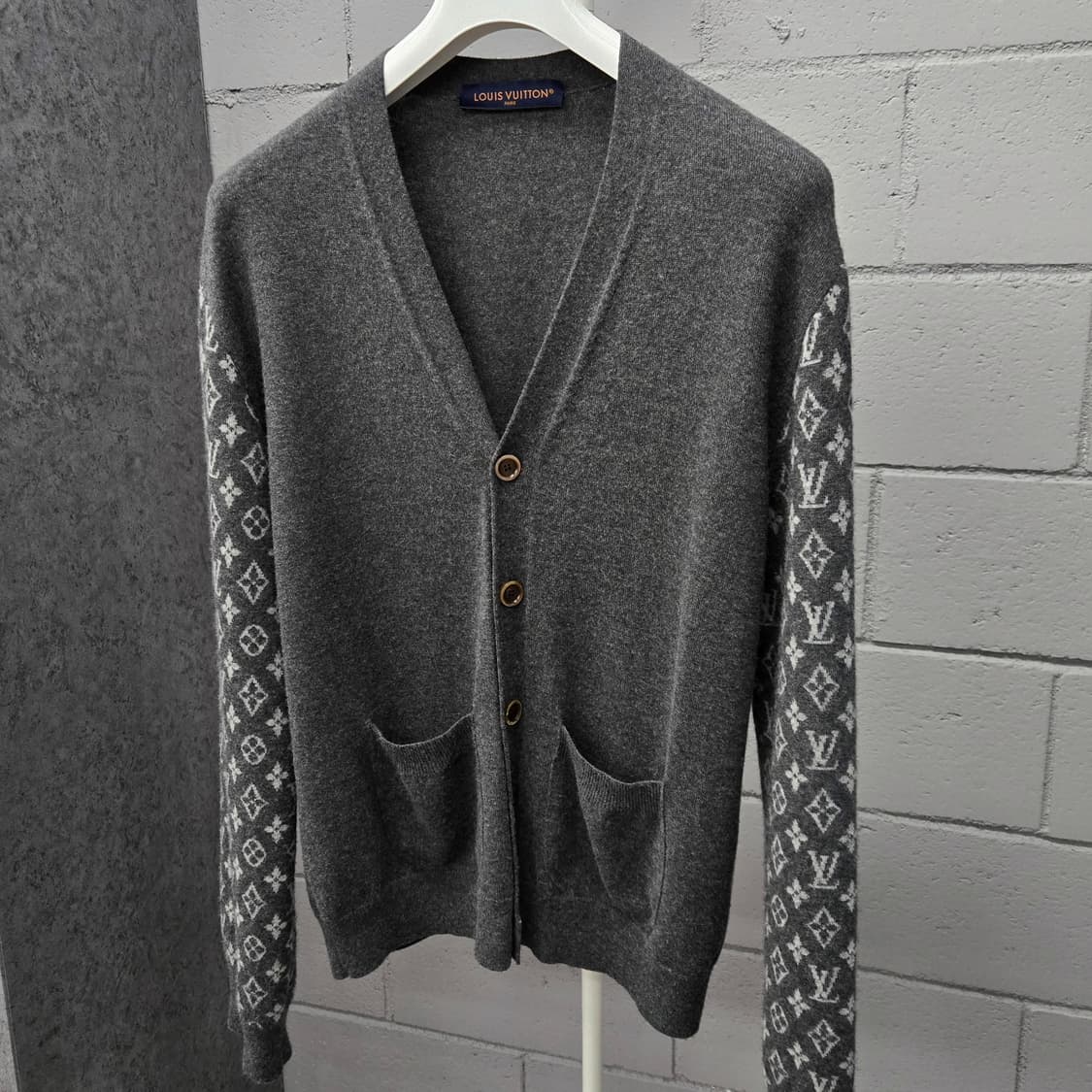 루이비통 LV 모노그램 캐시미어 가디건 M 상품이미지1
