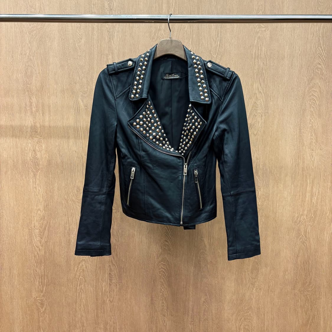 빈티지 슬림핏 레더 라이더 자켓 메탈 스터드 장식 사선 지퍼 디테일 블랙 상품이미지2