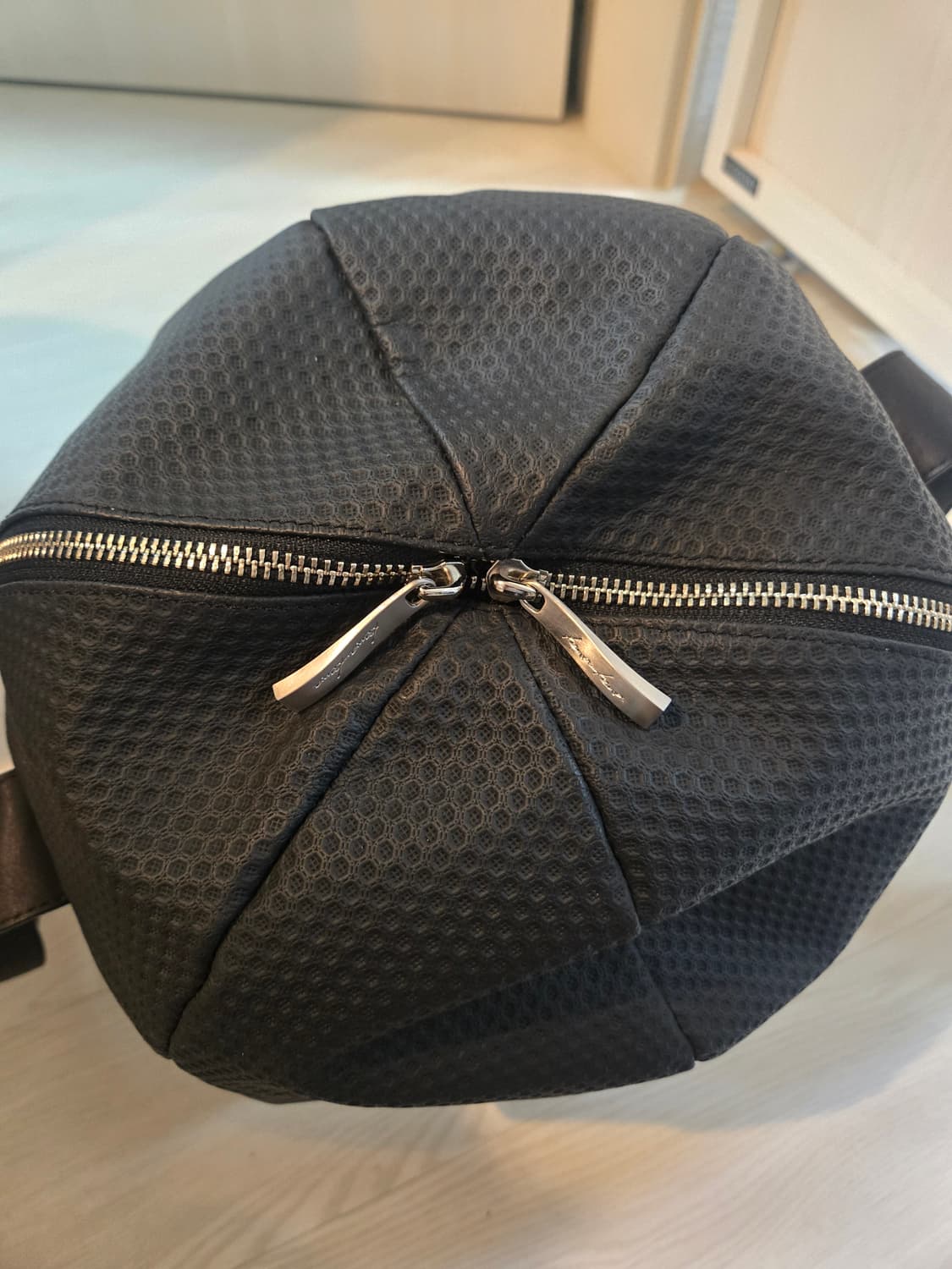 Kawakawa 엠보가죽 서클 크로스백 상품이미지7