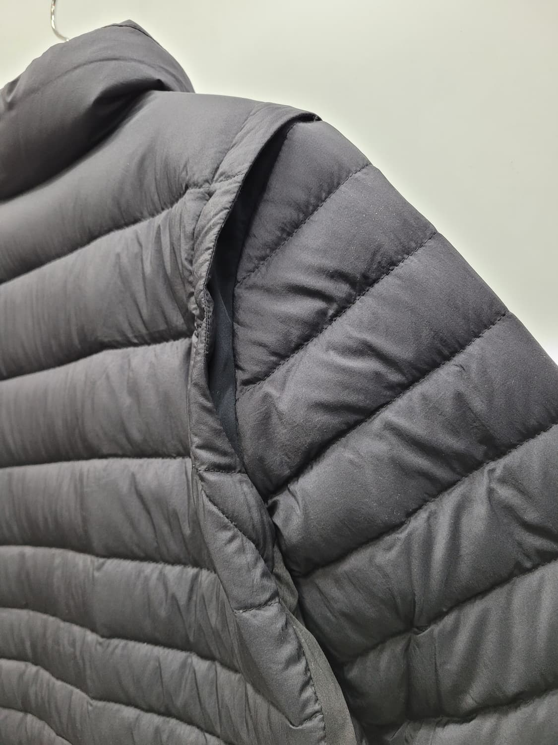 블랙앤화이트 경량 다운 패딩 / 여 L (90) 블랙
 상품이미지6