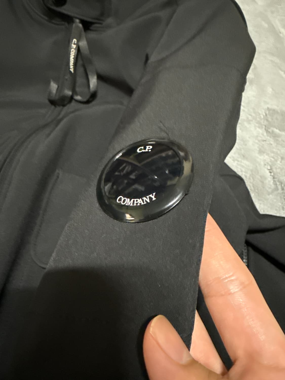 CP컴퍼니 렌즈 와펜 쉘 자켓 블랙 52(XL) 상품이미지4