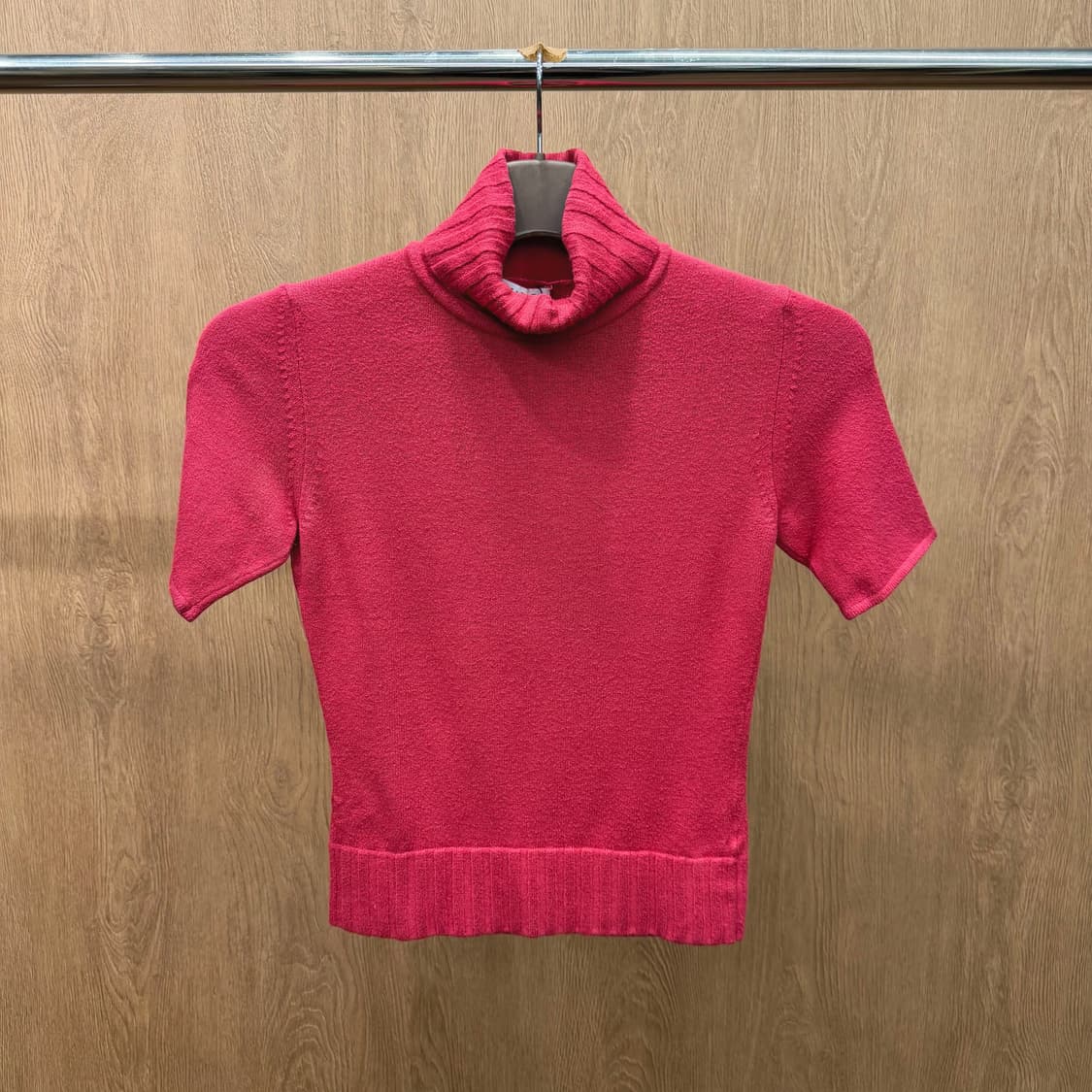 막스앤코 터틀넥 반팔 니트 골지 넥 밑단 디테일 슬림핏 레드 상품이미지2