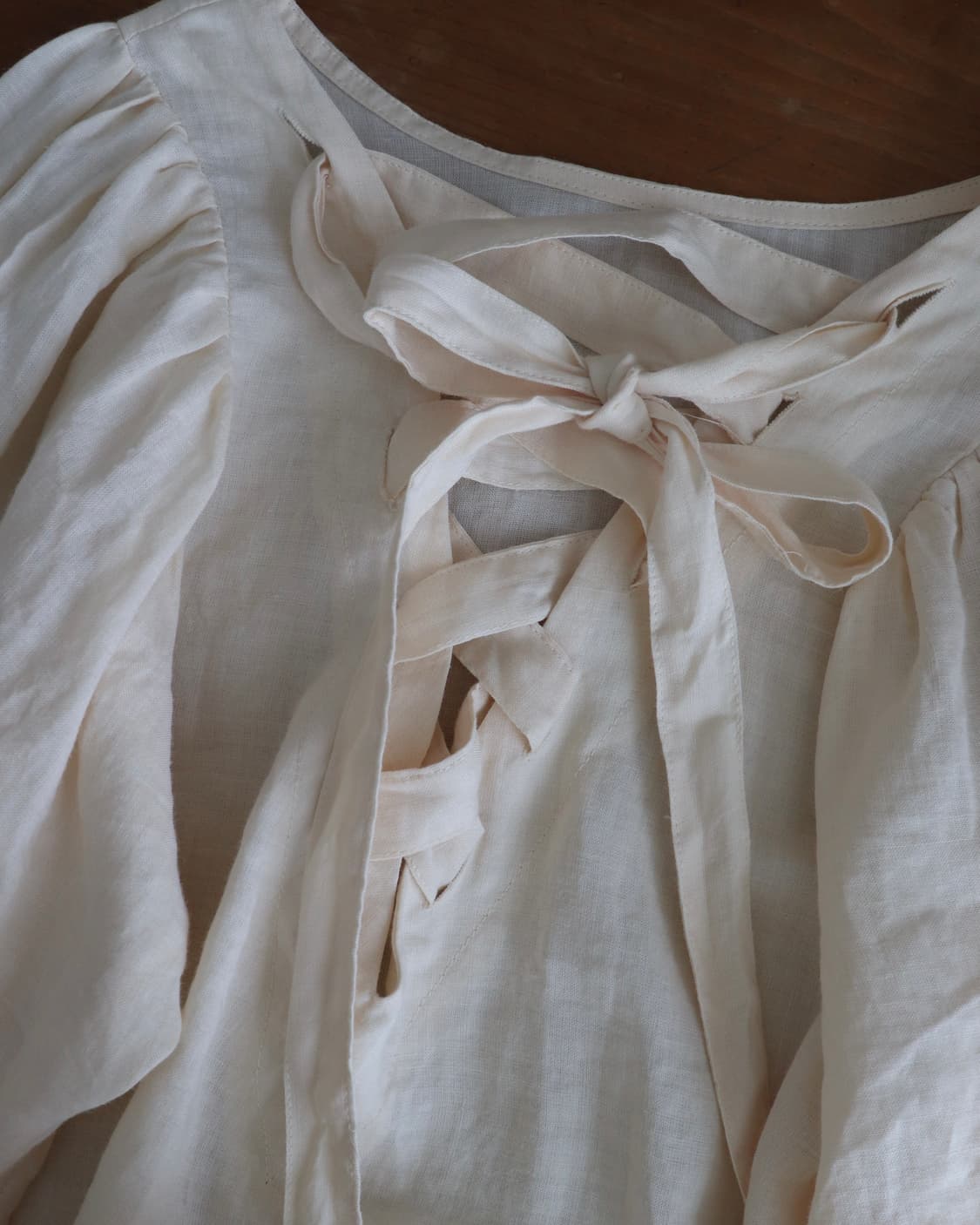 [Crisp] Back Ribbon Puff Linen Blouse 상품이미지10