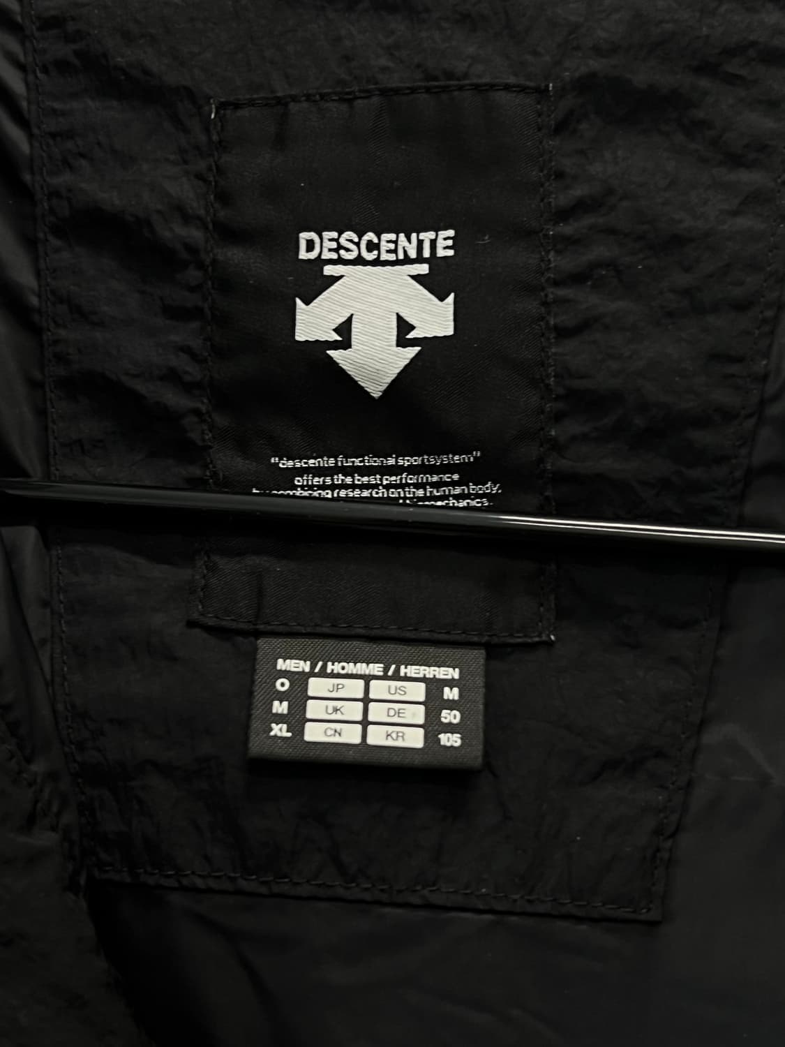 (105) 데상트 듀얼리스 후드 포켓 디테일 나일론 우븐 자켓 블랙 상품이미지4