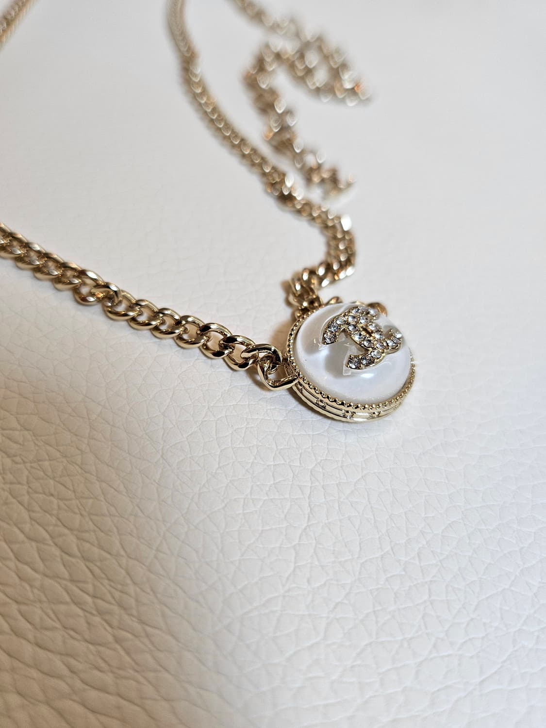 샤넬 화이트레진 CC 체인목걸이 골드 업사이클링 상품이미지5