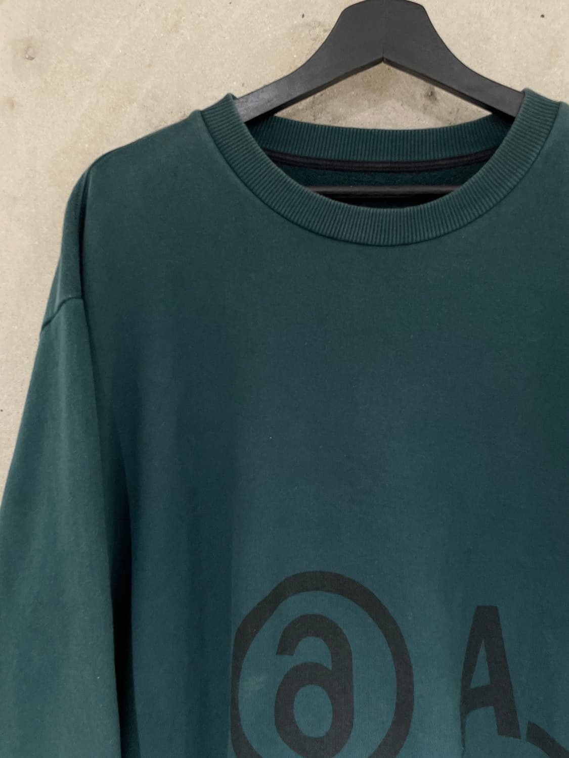 mm6 메종 마르지엘라 딥 틸 스펠링 백스티치 크루넥 스웻 셔츠 상품이미지2