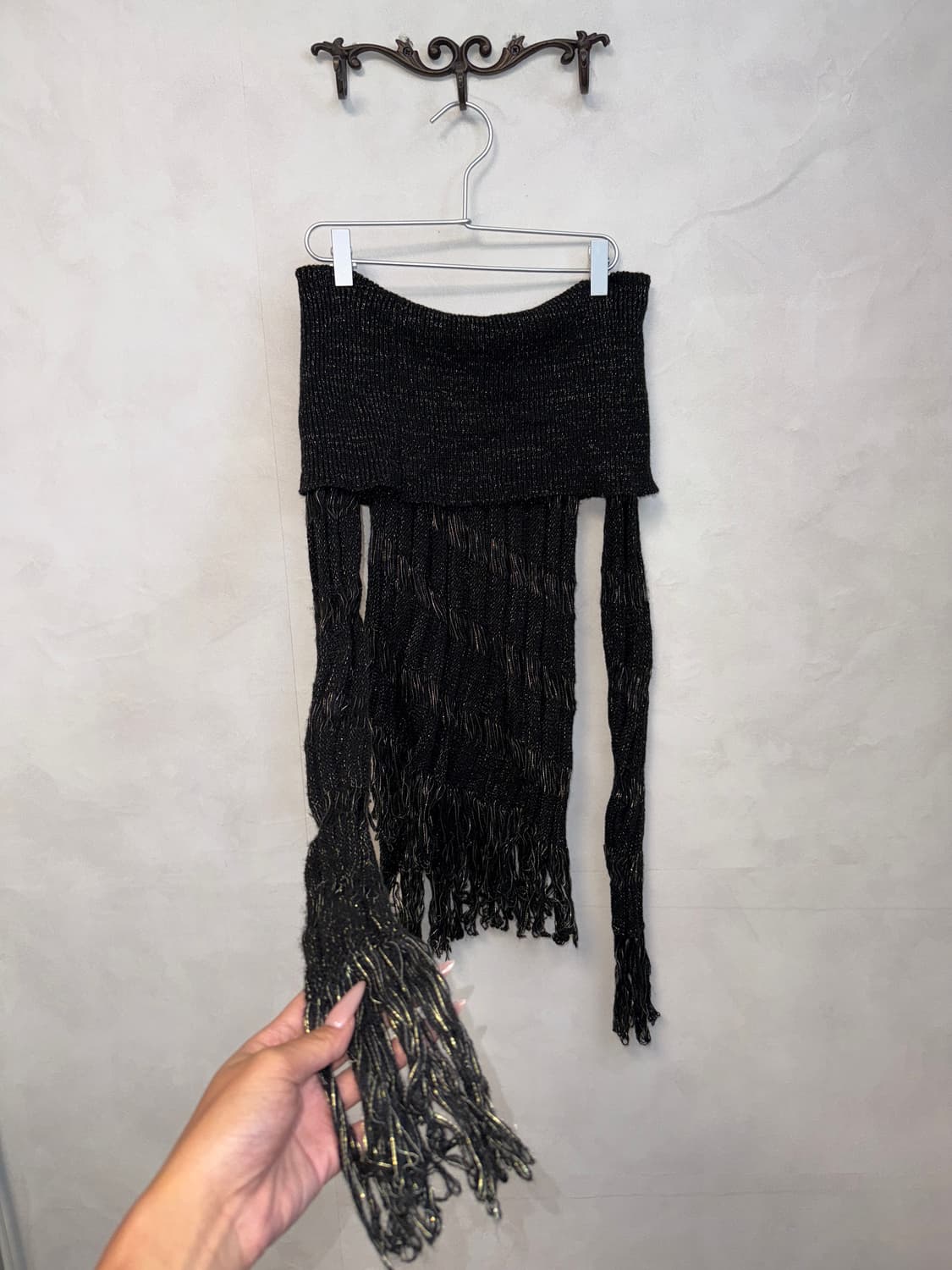 Black gold grunge unbalance 오프숄더 니트 상품이미지5