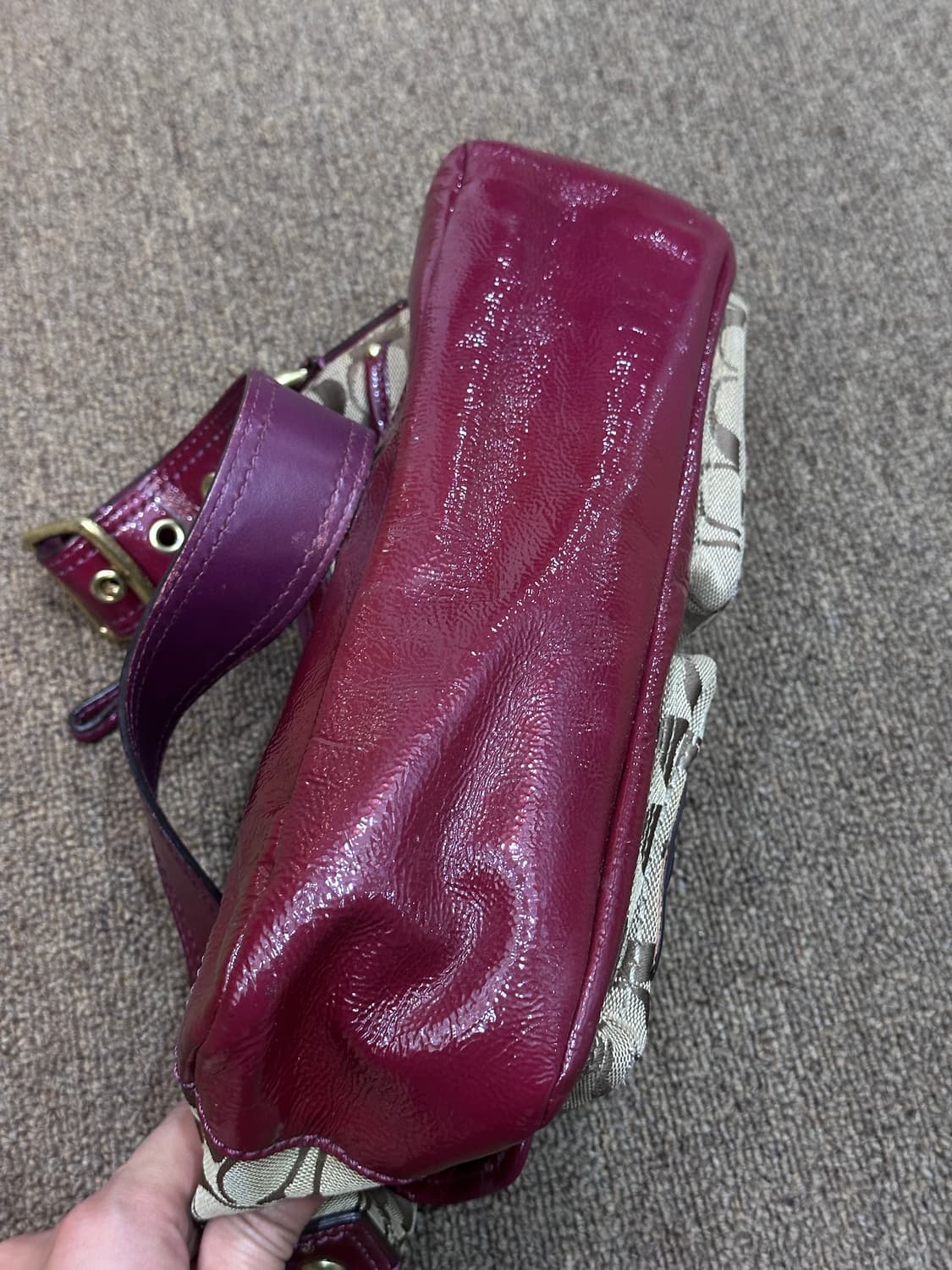 코치 시그니처 버건디 숄더백 상품이미지5