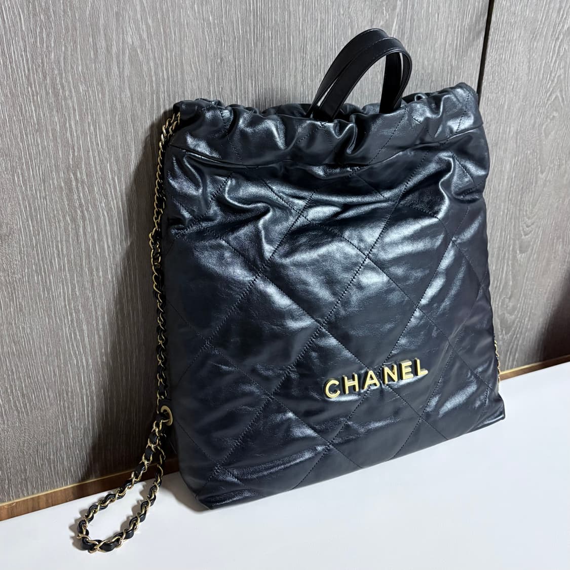 [거의 새제품] 정품 샤넬 22백 미듐 블랙 금장 체인 (숄더백/백팩) 상품이미지1