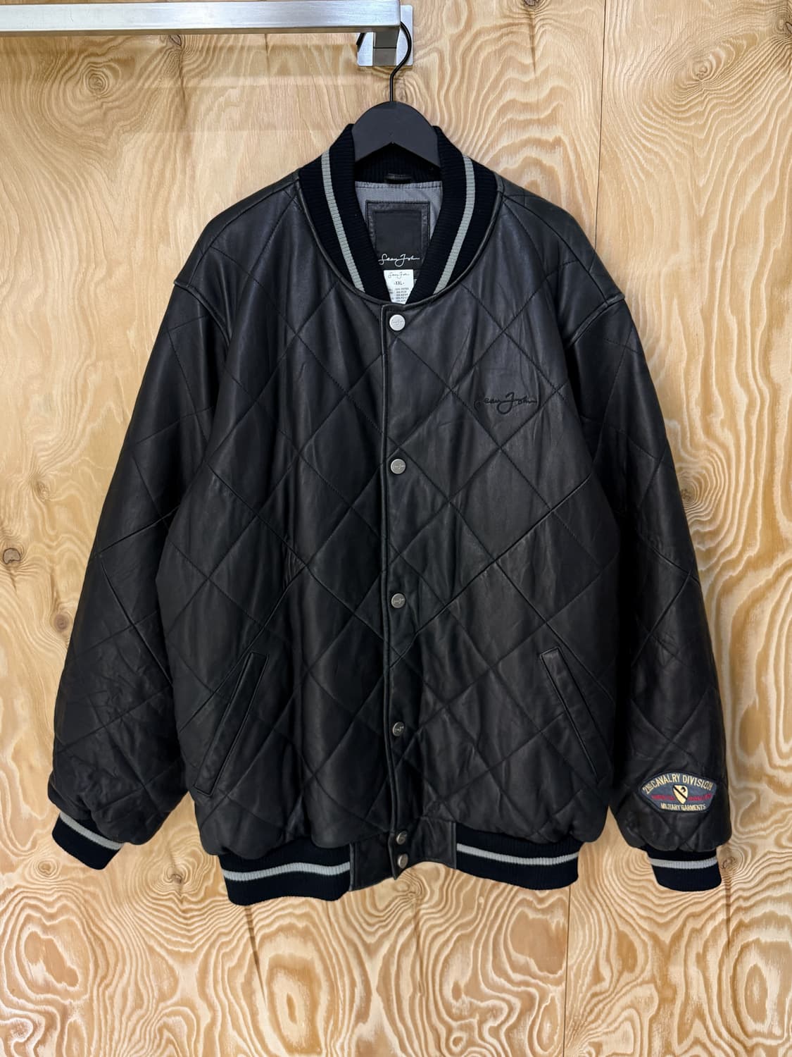 션존 다이아몬드 퀼티드 램스킨 레더 오버 바시티 자켓 상품이미지2