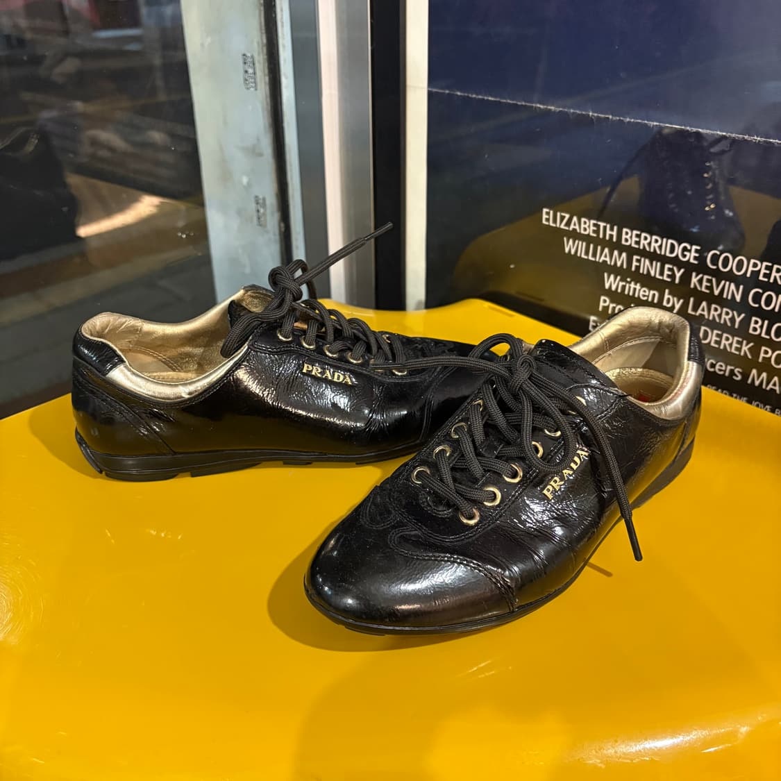 프라다 블랙 에나멜 레더 스니커즈 상품이미지1