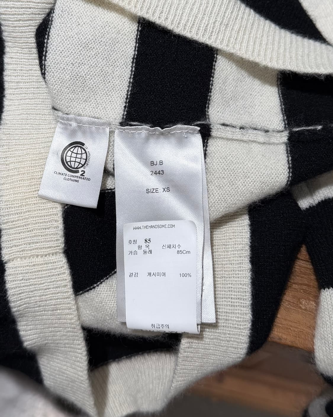 가니 블랙 화이트 스트라이프 크리스탈 버튼 캐시미어 스웨터 상품이미지8
