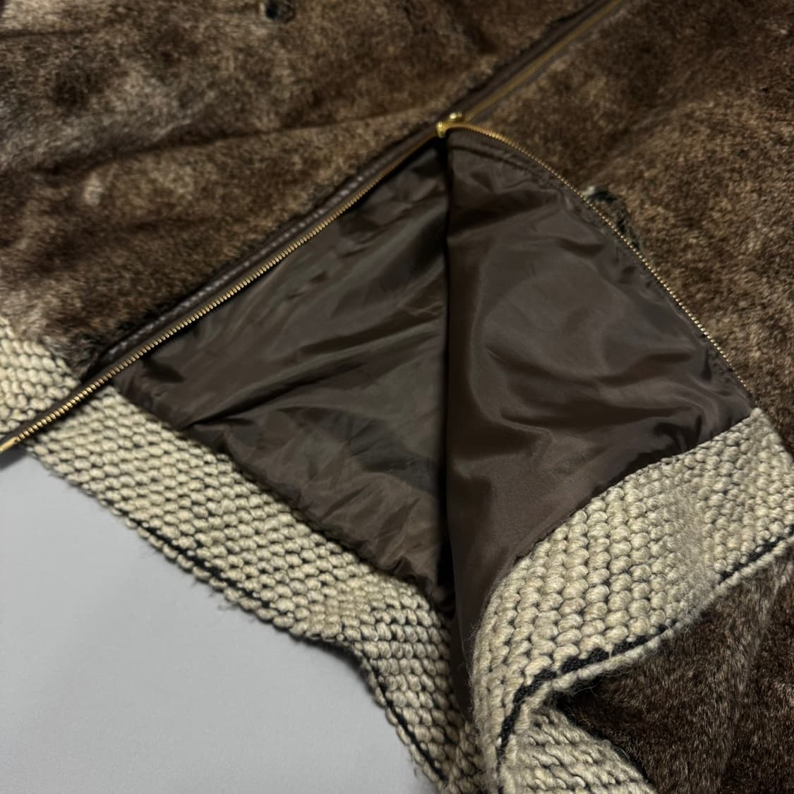 소어트(soerte) 브라운컬러 아크릴 폴리에스터 혼방 도킹 퍼 자켓 상품이미지6