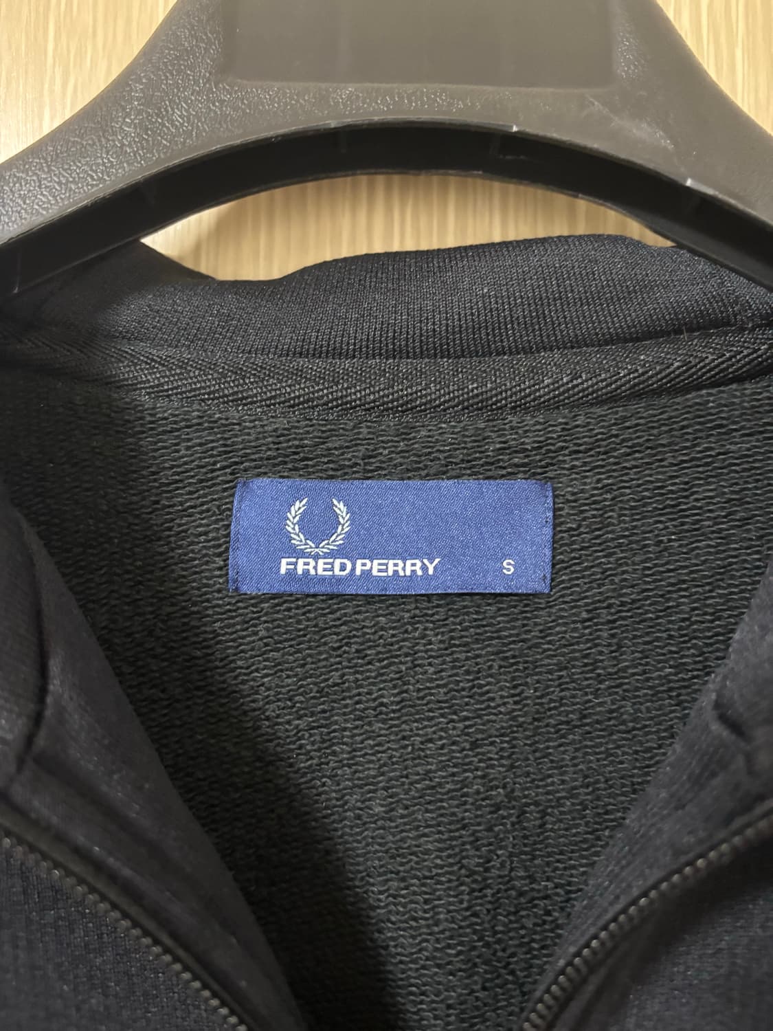 프레드페리 블랙 후드 집업 상품이미지2