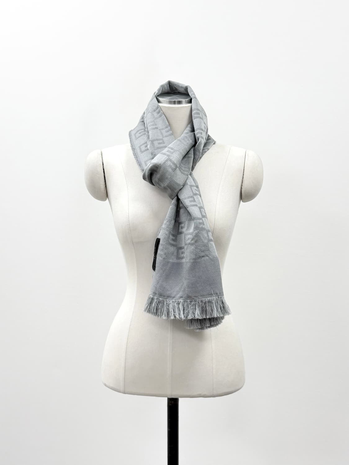구찌 GG 패턴 실크 울 머플러 그레이 상품이미지3