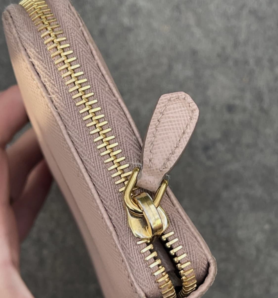 [정품] 프라다 사피아노 레더 지퍼 어라운드 핑크 지갑 상품이미지5