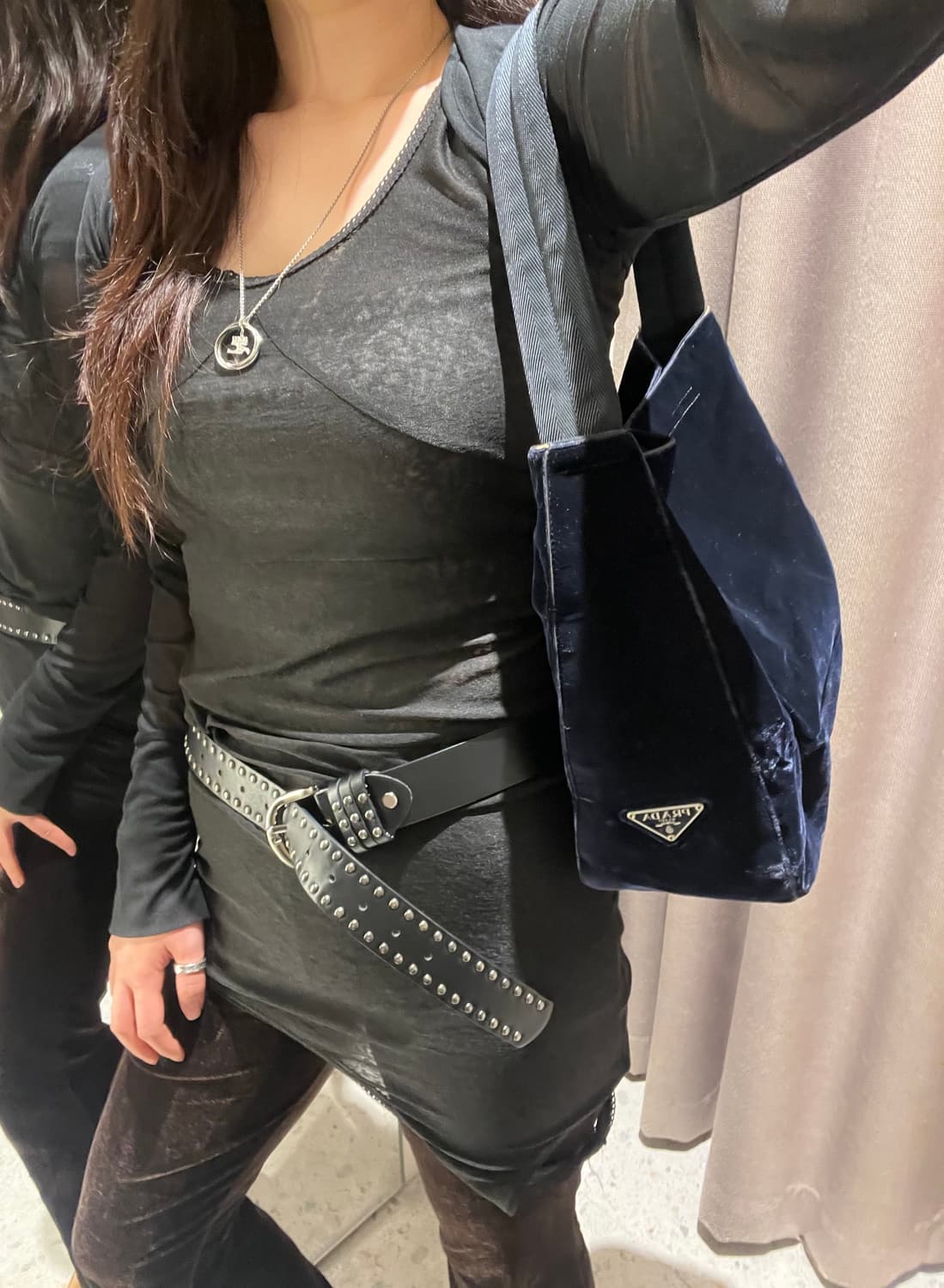 프라다 블루 벨벳 숄더백 상품이미지2