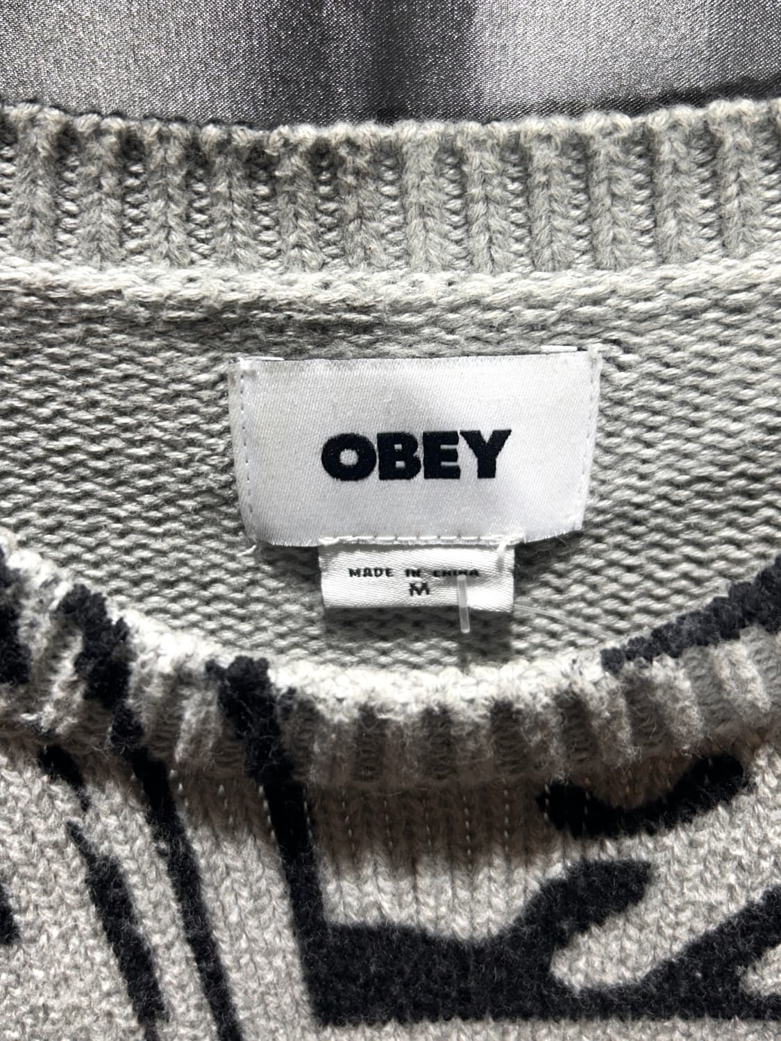 M 오베이 x 아이앱스튜디오 로고 패턴 쿨그레이 니트 상품이미지5