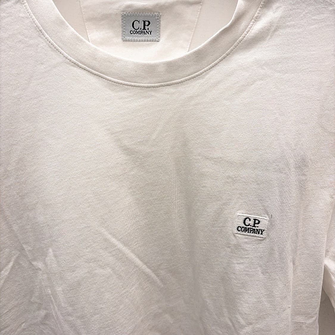 (정품/새상품) 씨피컴퍼니 남성 화이트 로고 패치 티셔츠 상품이미지2