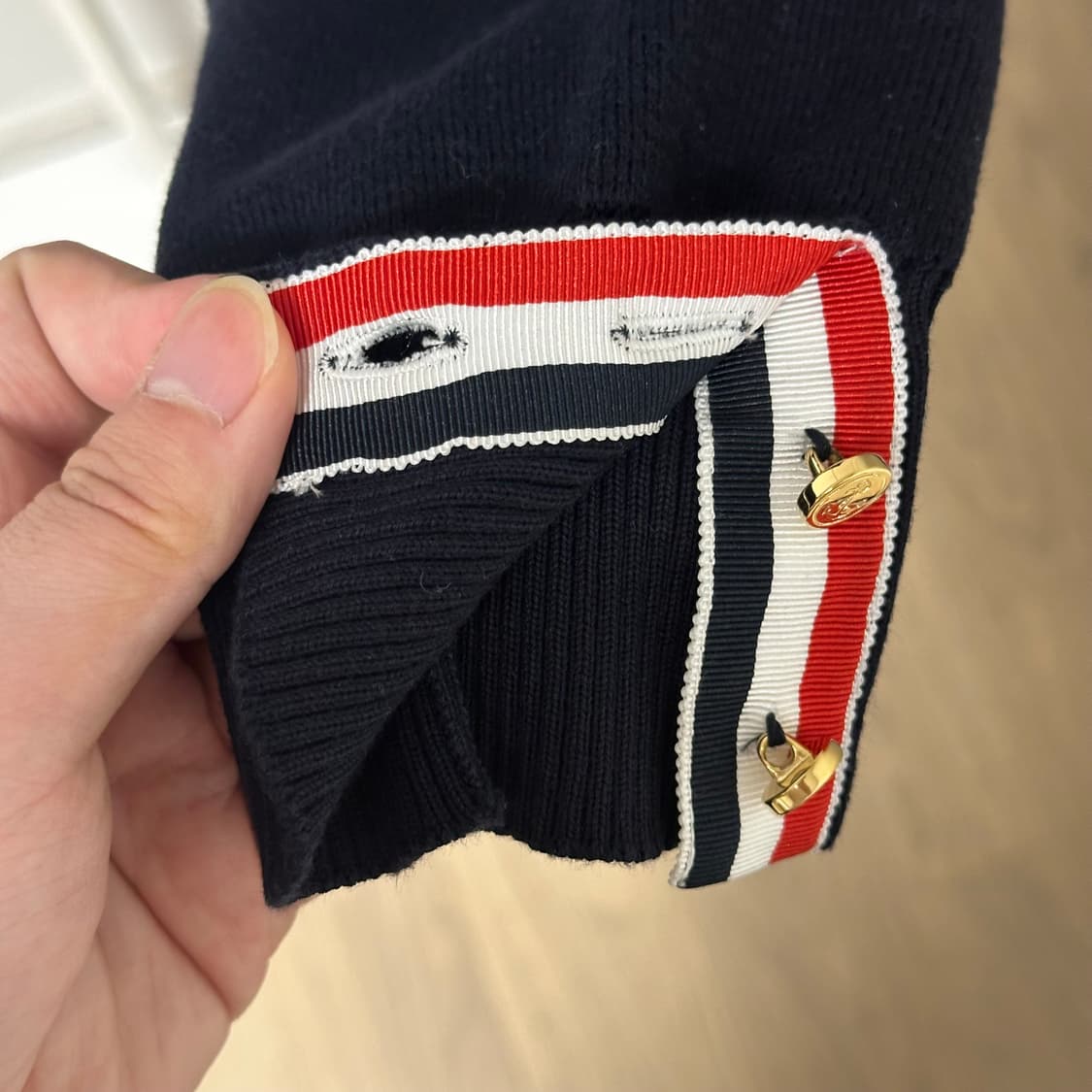 [2] 톰브라운 밀라노 스티치 금장 가디건 네이비 상품이미지9