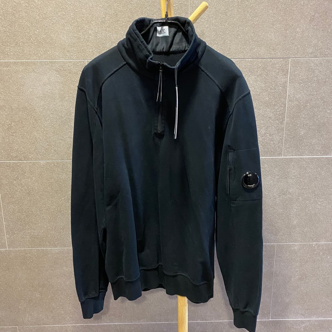 [택 새상품] CP컴퍼니 렌즈 와펜 반집업 맨투맨 티셔츠 상품이미지7