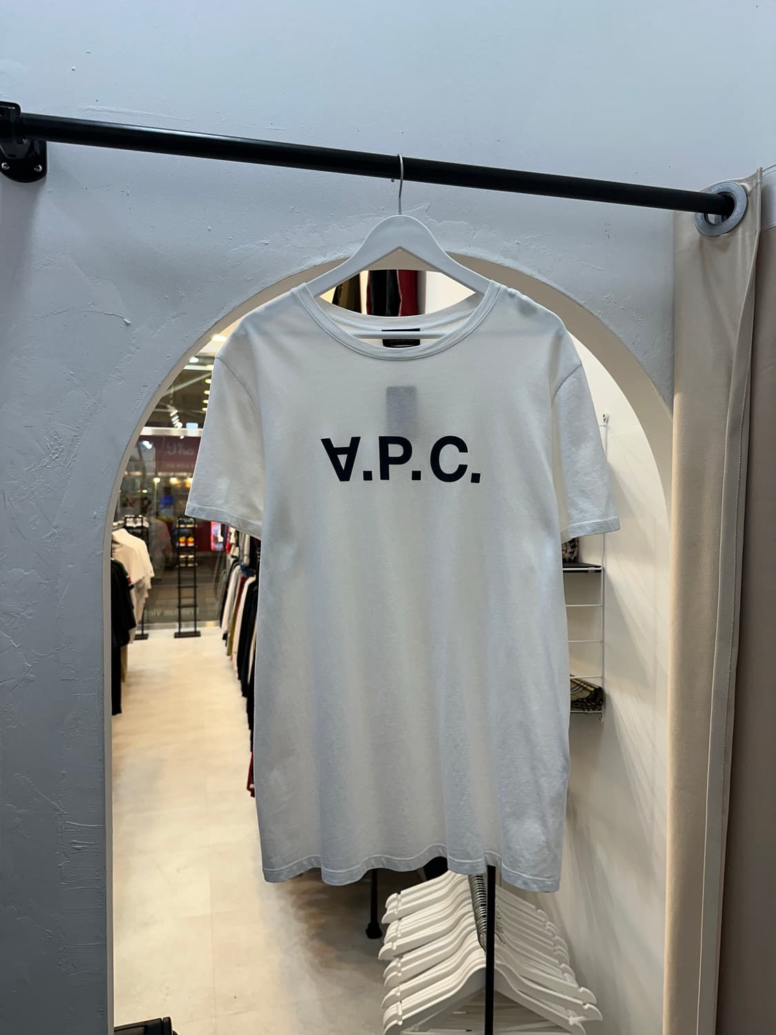 A.P.C. 로고 화이트 반팔티 상품이미지1