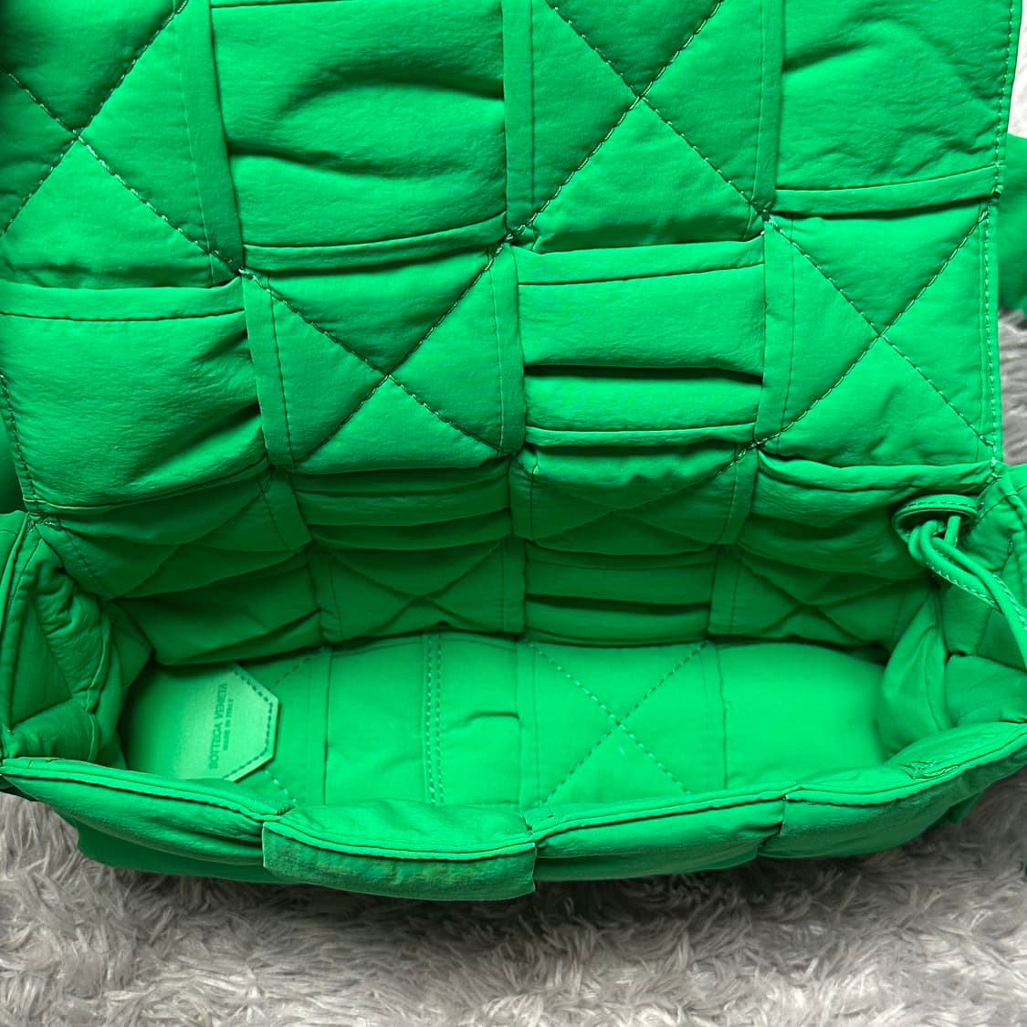 [정품 OS] 보테가베네타 패딩 카세트백 그린 상품이미지3