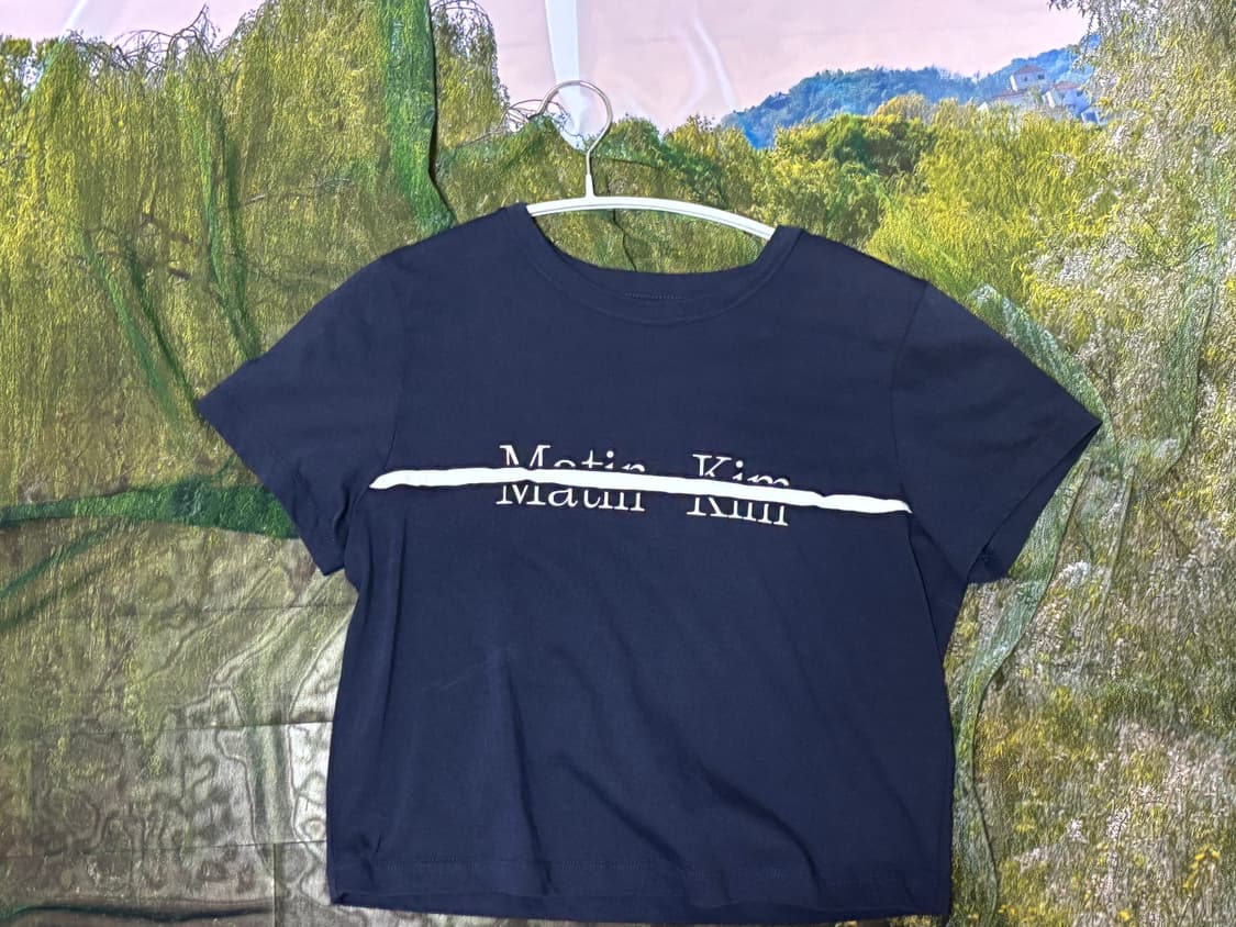 마뗑킴 CUTTED LOGO CROP TOP IN NAVY 상품이미지1