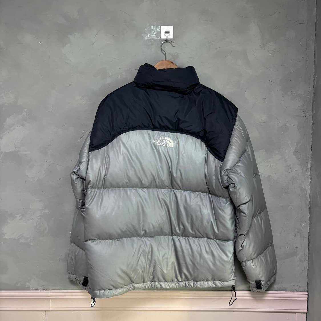 노스페이스 700 센터로고 눕시 구스다운 패딩 실버 그레이 상품이미지1