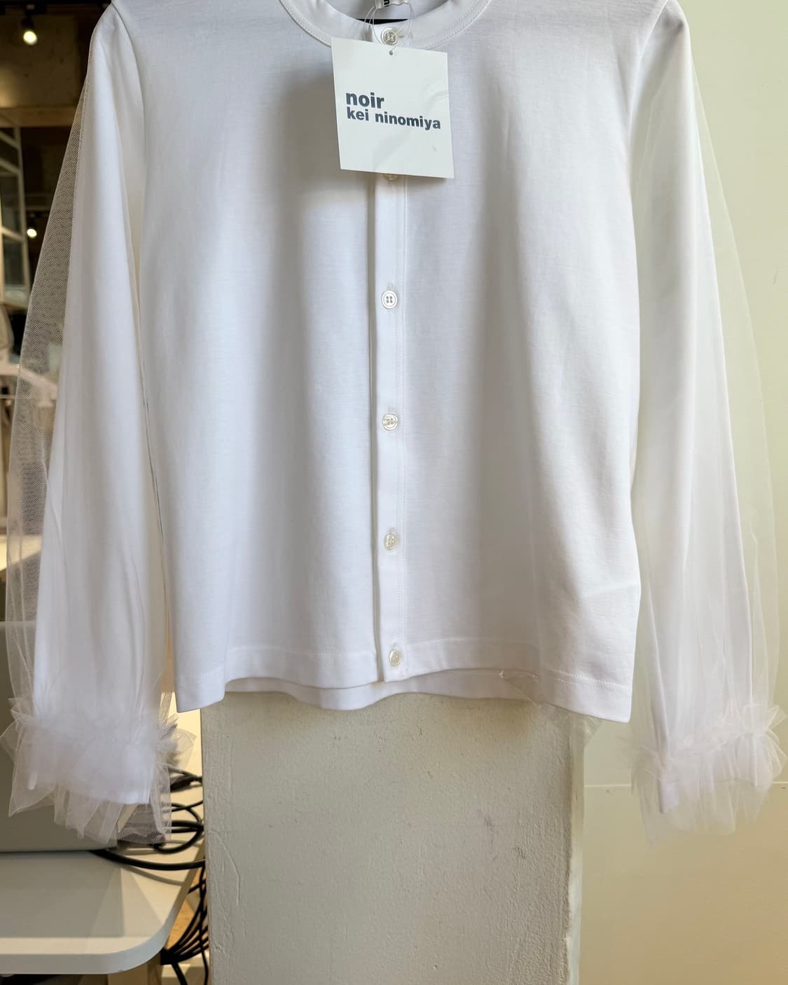 느와 케이 니노미야 꼼데가르송 화이트 화이트 컬러 튤 디테일 가디건 상품이미지5