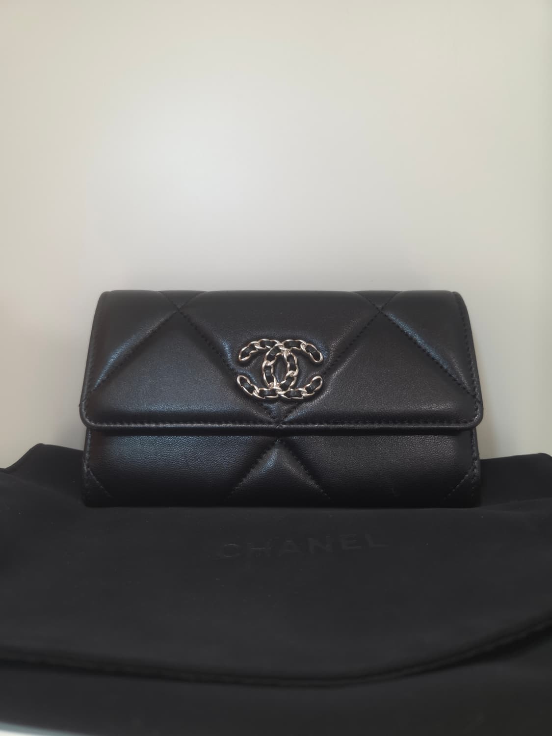 샤넬 19 램스킨 은장 플랩 중지갑 상품이미지1