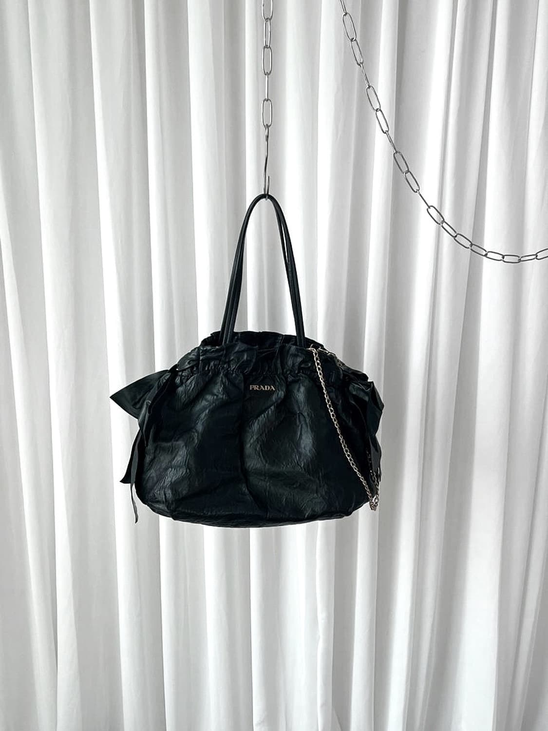 프라다 블랙 보우 레더 리본 사첼백 상품이미지1