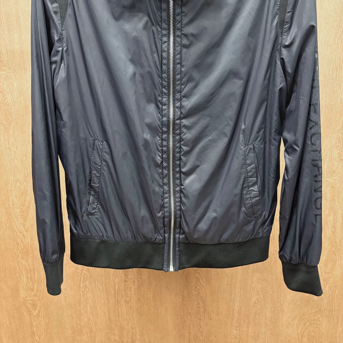 아르마니 익스체인지 긴팔 후드 집업 사이드 로고 레터링 디테일 블랙 상품이미지5