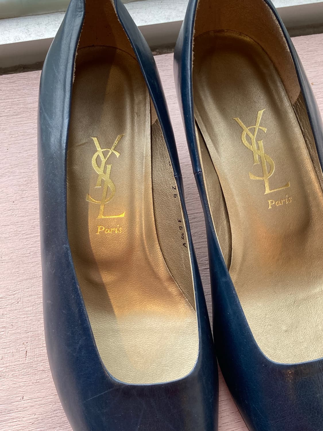 입생로랑 레더 포인티드 미들힐 상품이미지2