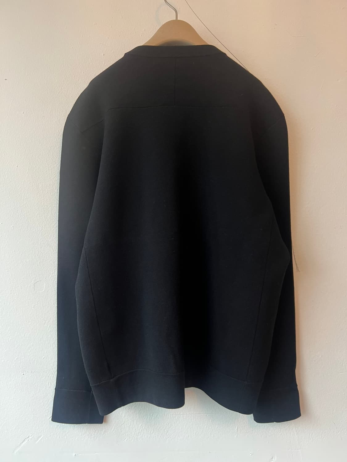 띠어리 남성 블랙 니트티셔츠 라운드니트  상품이미지3