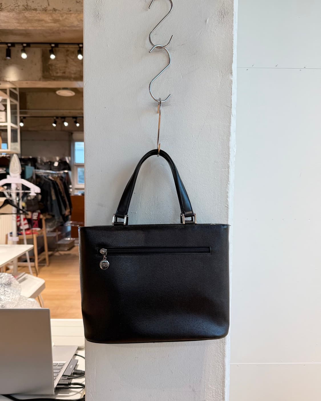 발렌시아가 블랙 BB 로고 레더 토트백 상품이미지5