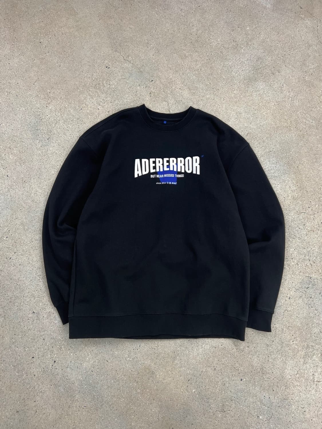 아더에러 블랙 오버핏 빅로고 맨투맨 상품이미지3