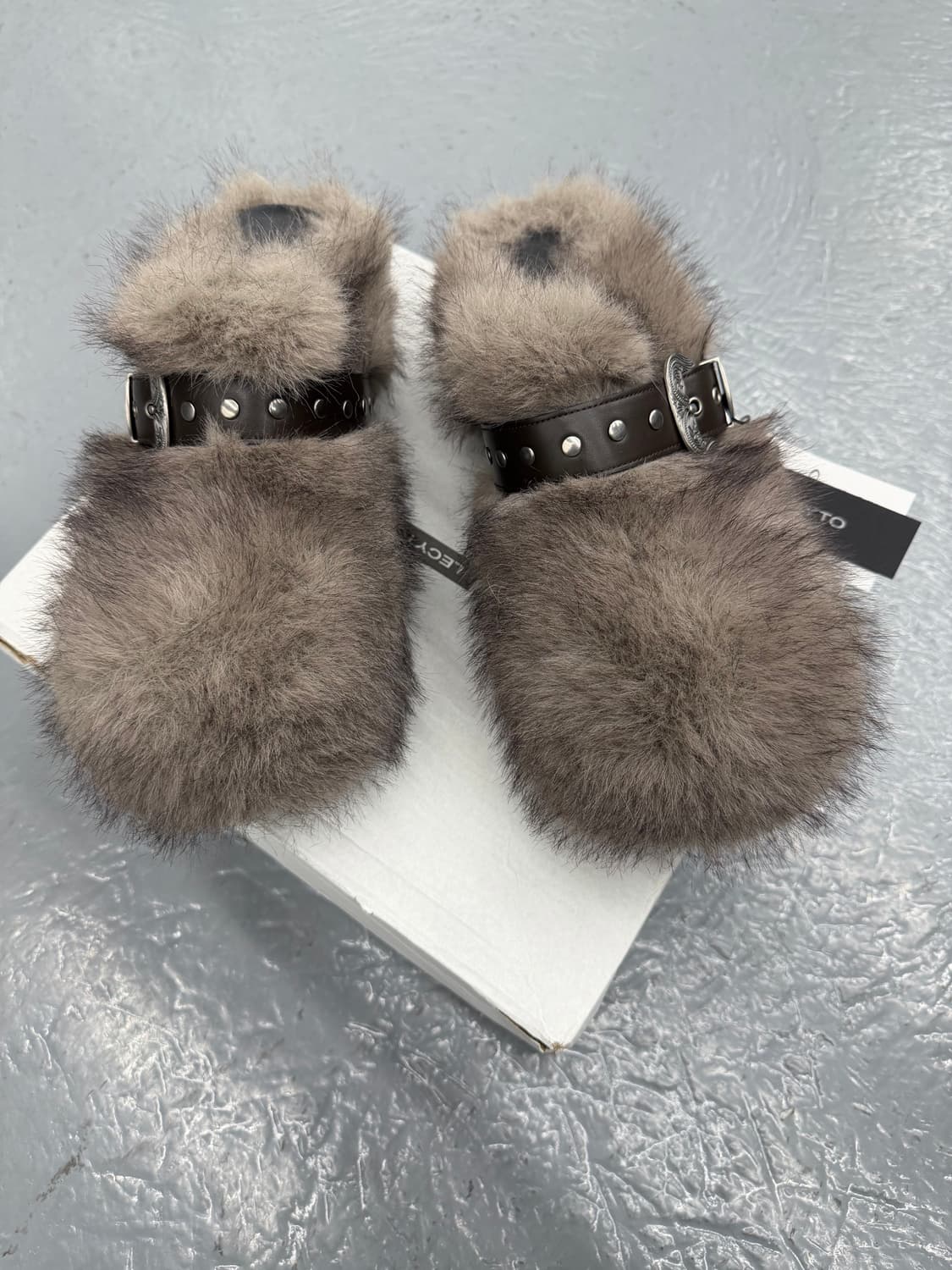 (새상품) 레씨토 버클 퍼 클로그 gray 상품이미지3