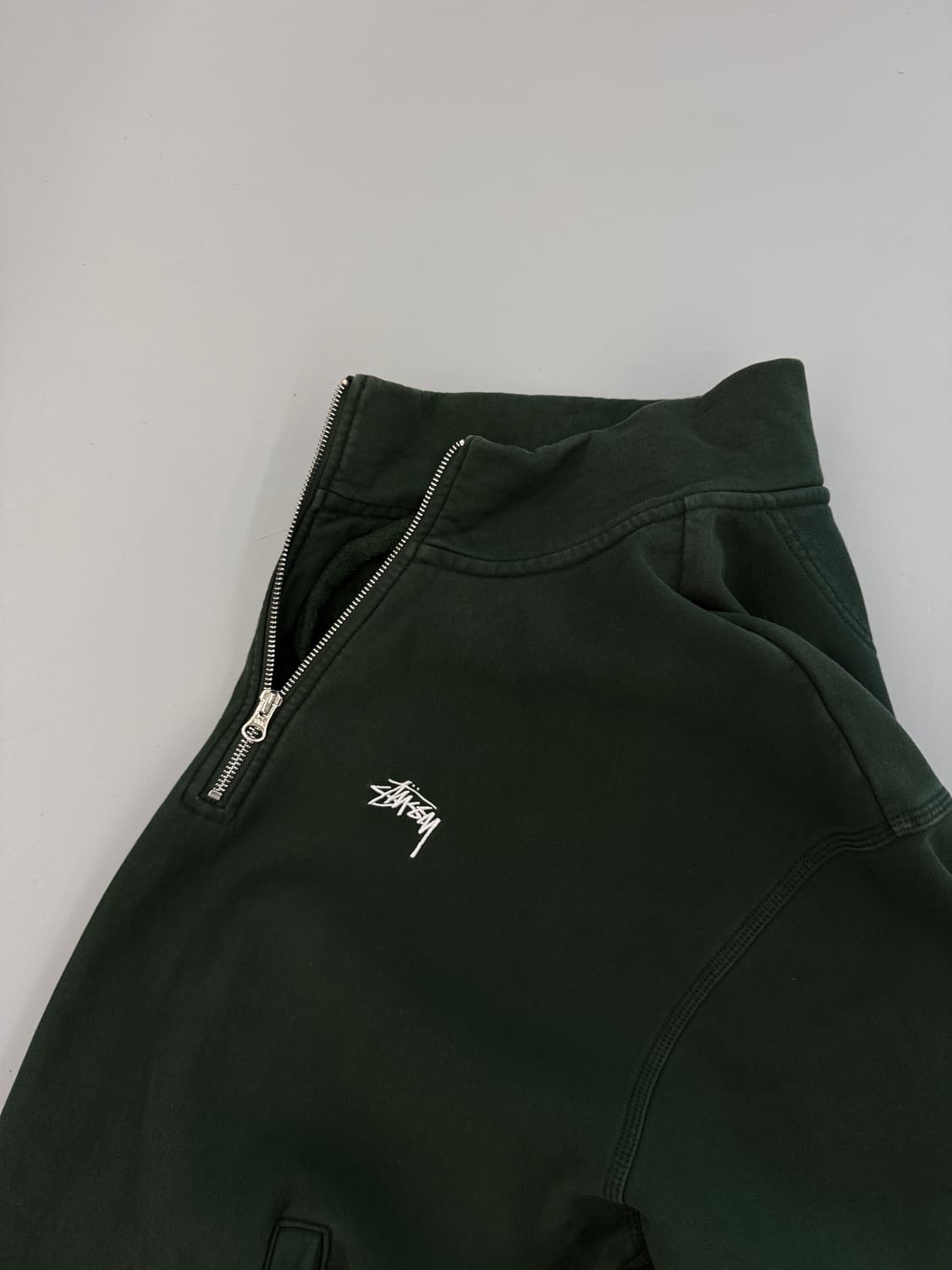 스투시 루즈핏 오버다이드 스탁 로고 딥그린 하프집 해비 스웻셔츠 상품이미지3