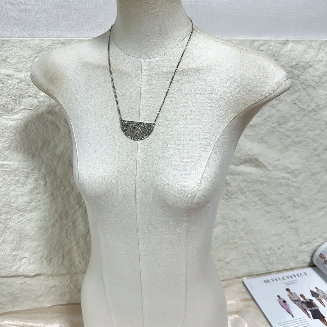빈티지 메탈 토템 목걸이 상품이미지1