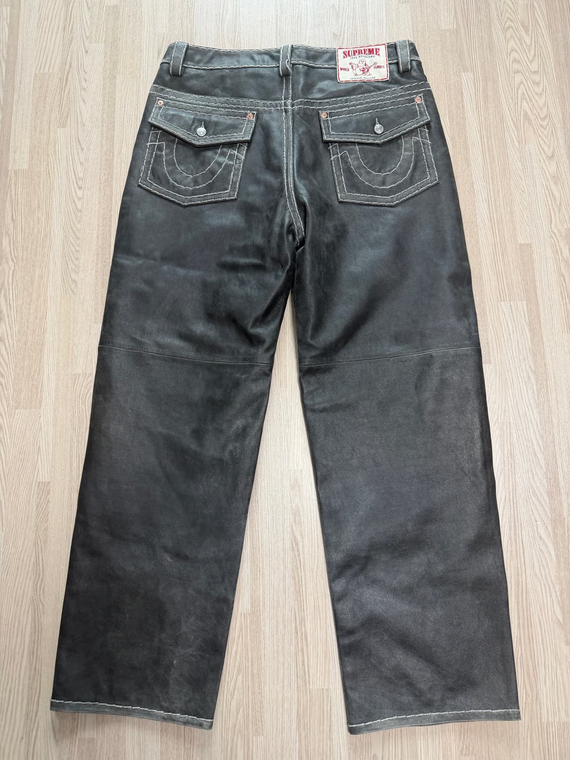 슈프림 x 트루릴리전 루즈 핏 레더 팬츠 블랙 - 25FW 상품이미지4